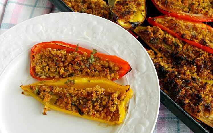 Gevulde paprika uit de oven is snel te maken, mett diverse smaken.